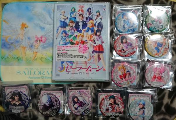 セーラームーン セラミュ バッチ コンプリート 14個 新作DVD ハンカチ オマケ缶バッチ