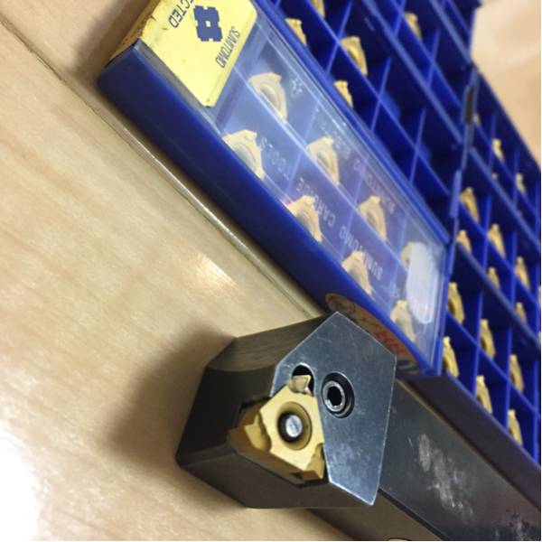 新品未使用】旋盤ネジ切りバイトとチップ 切らさ