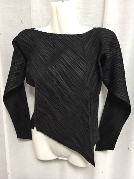 ★【美品】イッセイミヤケ 珍しい形 トップス ブラックＭ