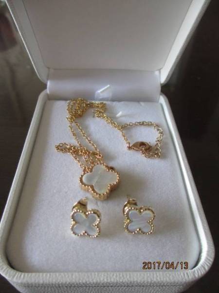 ヴァンクリーフ アルハンブラ風 オーダーメイドのペンダントとピアスのセット 同様 その他 売買されたオークション情報 Yahooの商品情報をアーカイブ公開 オークファン Aucfan Com