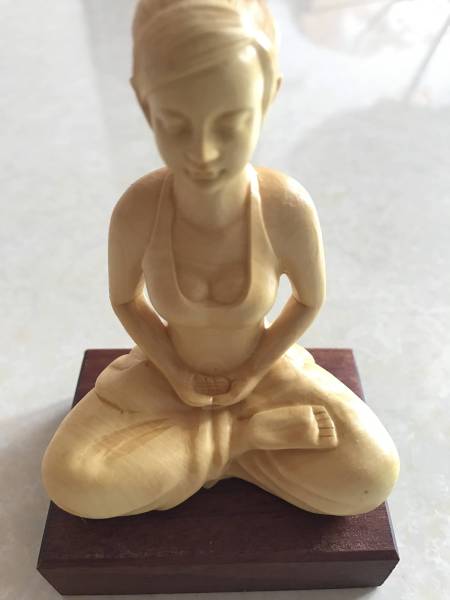 彫刻 木彫り 置物 瞑想的な美少女坐像 高級天然ツゲ木彫り女性像 木製