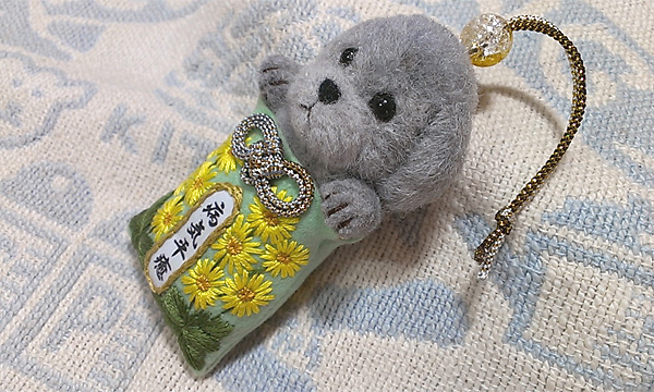 トイプードル シルバー ツワブキ ストラップ 刺繍 羊毛フェルト お守り ハンドメイド 羊毛フェルト 売買されたオークション情報 Yahooの商品情報をアーカイブ公開 オークファン Aucfan Com