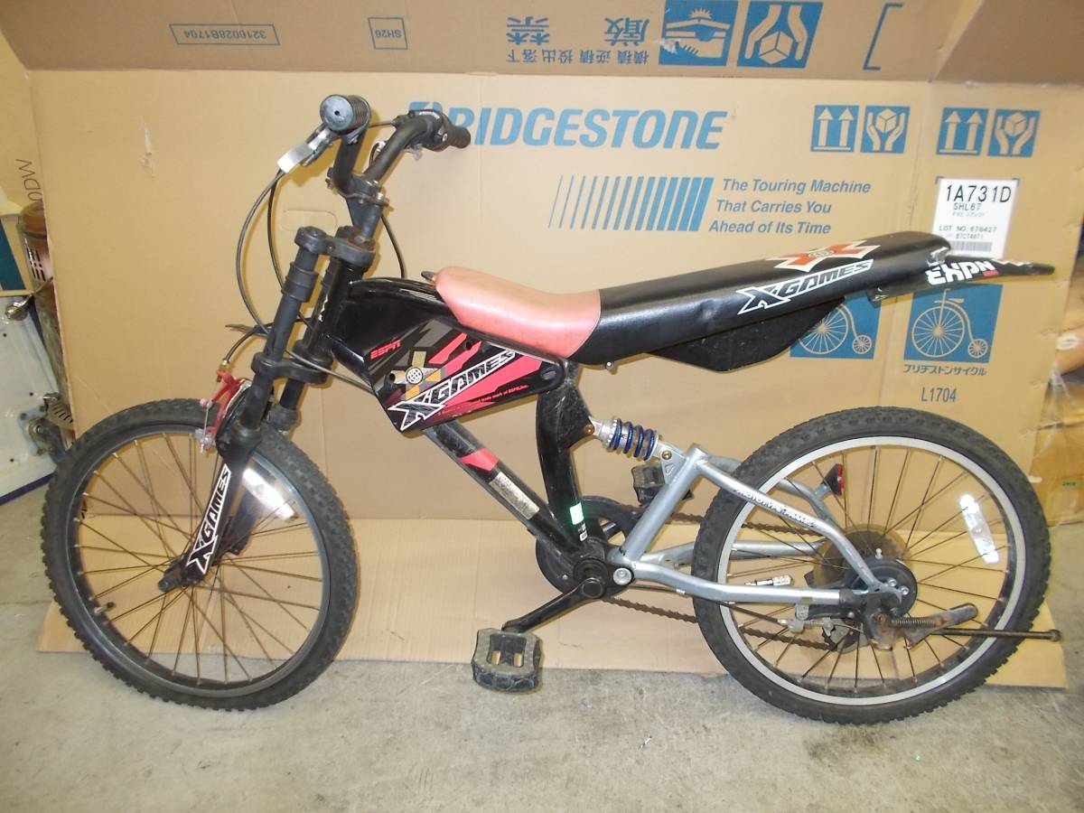 B><BR><BR>商品名：BMX ジャイロ搭載20インチモデル<BR>サイズ：約、W145×D59×H88cm<BR>カラー：マットブラック(つや消しブラック)<BR>配送費用：<BR>その他全国一律  　４５００円<BR>北海道　　　　　 ６５００円<BR>※但し、沖縄や離島などの特別地域などは別途運送会社などにお見積もりとなります。<BR>備考：<BR>※本製品は組立式の状態での出荷となりご到着後、落札者様自身で組立てなどをして頂く必要がございます。サドルやグリップなどのデザインについては若干の仕様変更がある場合がございます。<BR>※未使用品ですが倉庫会社の過剰在庫品や展示商品や長期保管商品などになり発送時の外箱が不足している場合がございますのでその場合はエアパッキンなどで簡易梱包での発送となります。<BR>※同梱不可となります。<BR><BR>【自転車防犯登録のお願い】<BR>自転車購入時や友人等から譲り受けた場合は法律(自転車法第12条第3項)で防犯登録を行う事が義務付けられています。最寄りの自転車販売店で必ず手続きをお願いします。<BR><BR><CENTER><img loading=