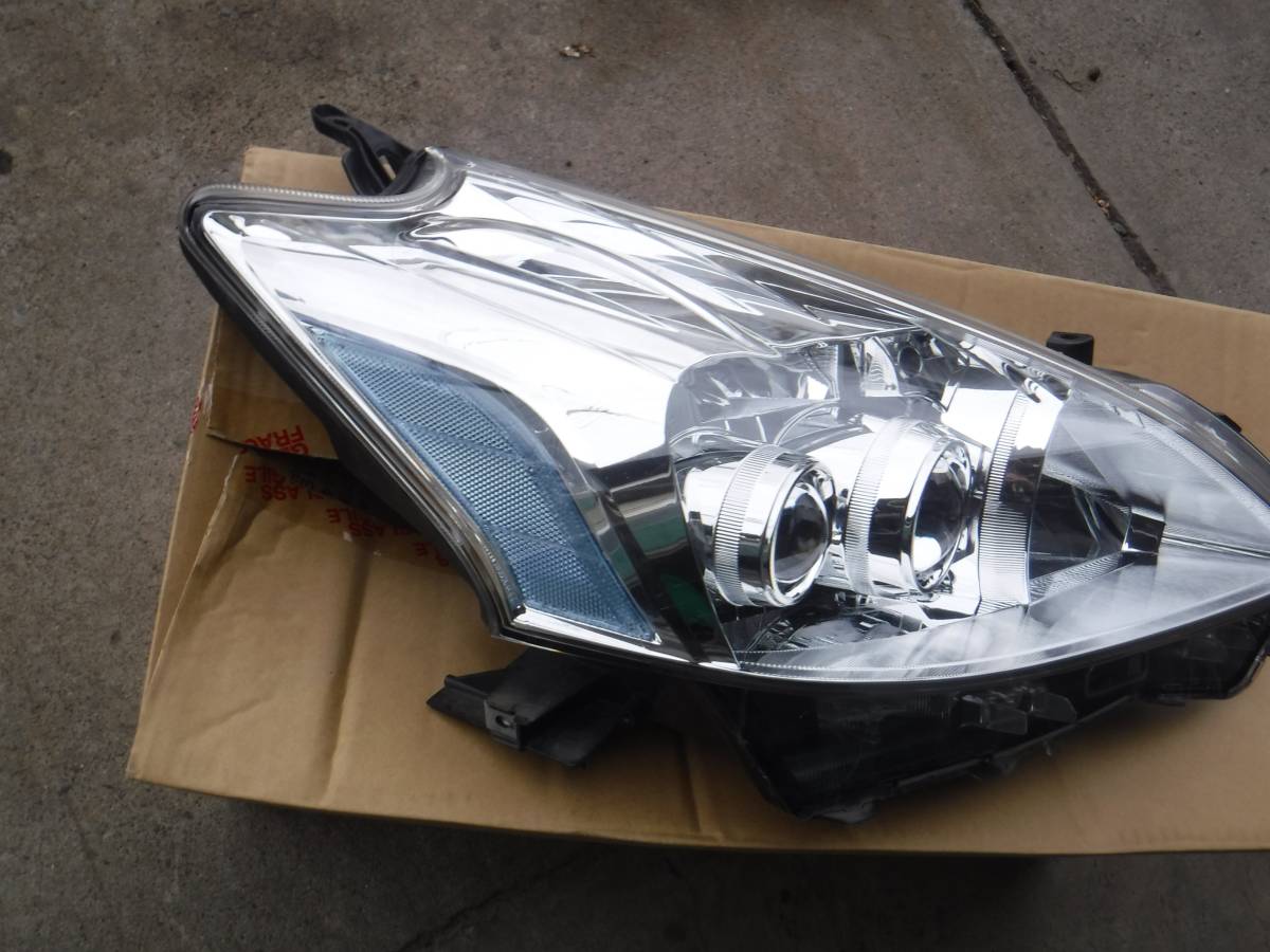 プリウスａ　ＺＶＷ４０　４１　ヘッドライト　81145-47590　右　Ｒ　