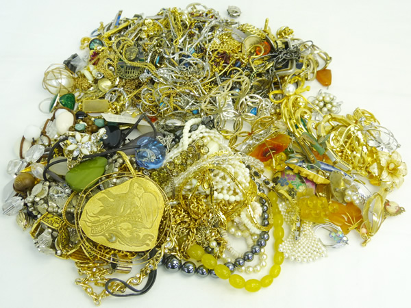 まとめ売り☆アクセサリー等色々/ネックレス/ピアス/タイピン/他☆約4.0kg☆ジャンク品（Y24536）