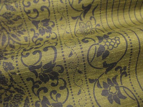 着物ふぁんた■極上の逸品　ムガシルク　本場大島紬　寿紬工房　古代更紗文　小紋　しつけ付　美品 y2061 やわらかい印象のよろけ風本場大島紬 夏大島 優雅で上品な印象