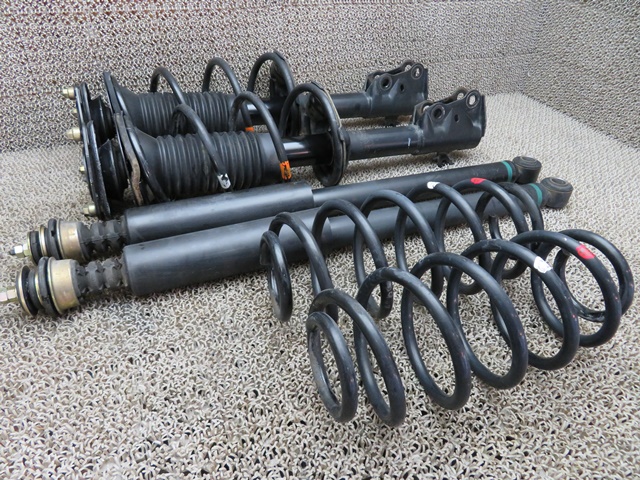 3425・イスト(ist) NCP60 UA-NCP60【純正 サスペンション 1台分セット】オイル滲み/漏れ無し★刻印：48510-52480 / 48530-52550★中古 即決