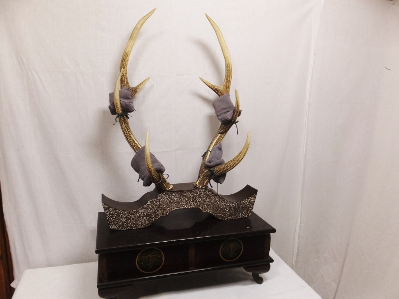 大型時代刀掛　変形螺鈿細工　家紋蒔絵　隠引き出し　鹿角