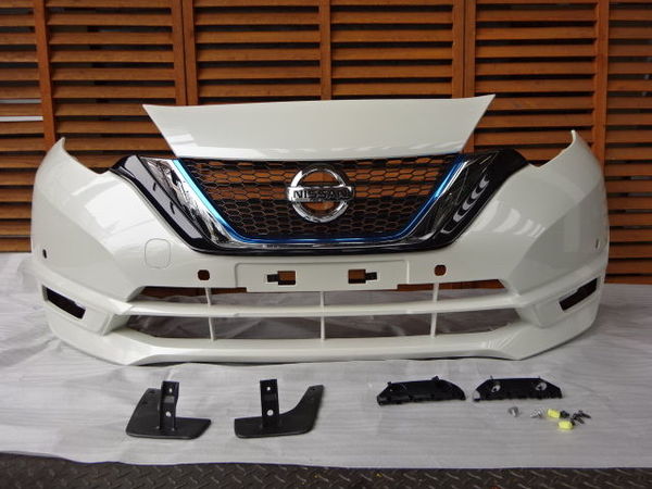 美品！ NISSAN 純正 E12 ノート NOTE 後期 フロントバンパー グリル