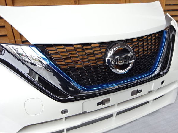 美品！ NISSAN 純正 E12 ノート NOTE 後期 フロントバンパー グリル
