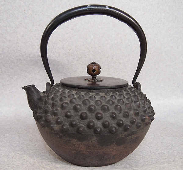 ●≪旧家蔵出品≫ 提手銀象嵌 鬼霰鉄瓶 銅蓋 【一富士二鷹三茄子の銀象嵌】煎茶道具・売切！