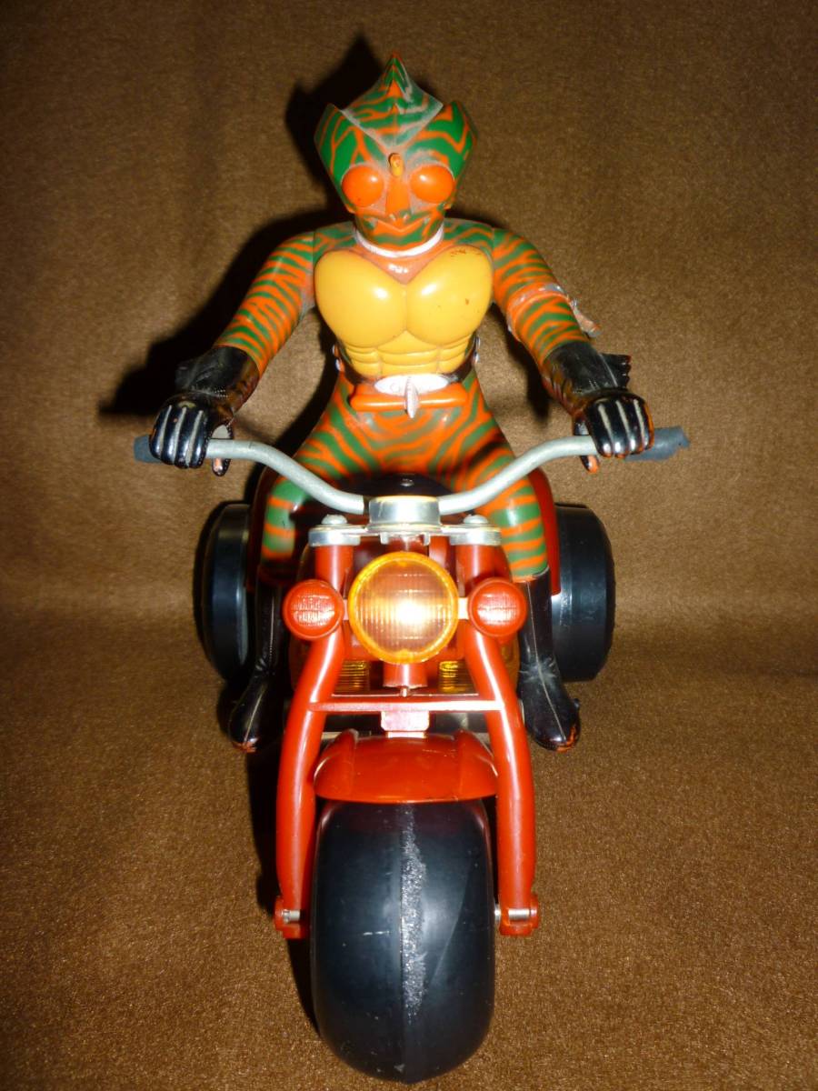 レトロ・アオシン製仮面ライダーアマゾン電動ウイリー走行バイク