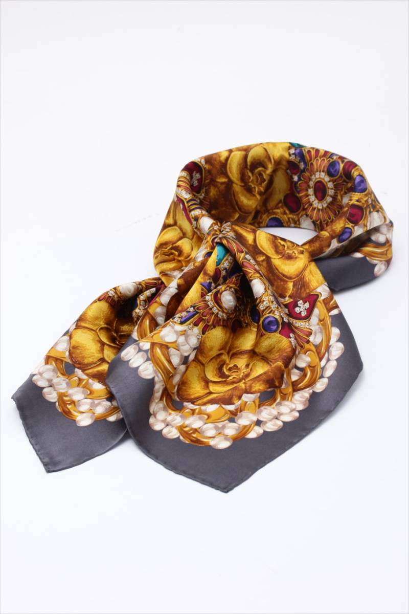 1円売切り　シャネル　CHANEL　シルクスカーフ　ゴールド×グレー　カメリア　宝石柄