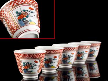 【夢工房】　赤絵 花窓抜 幾何文様 煎茶碗 五客　箱入　幅5.4㎝　桃-3