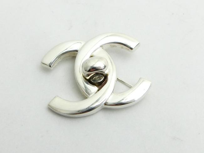 ◆Y8240 CHANEL シャネル ココ マーク ターンロック ブローチ シルバー 美品