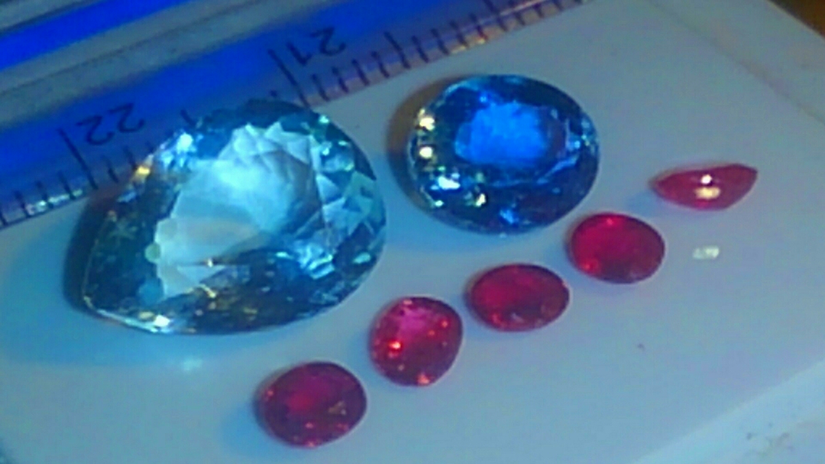 天然アクアマリン濃淡大粒レアカットアクアマリン約3、4ct &サンタ 