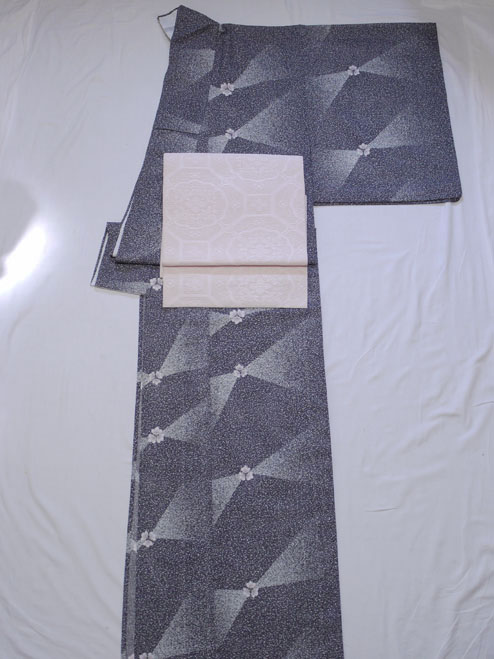 赤字超特価，驚きの破格値，HOT 《花小袖》夏着物 小紋 絽 洗える着物：撒き蝋風 濃いめグレー地に小花・164㎝