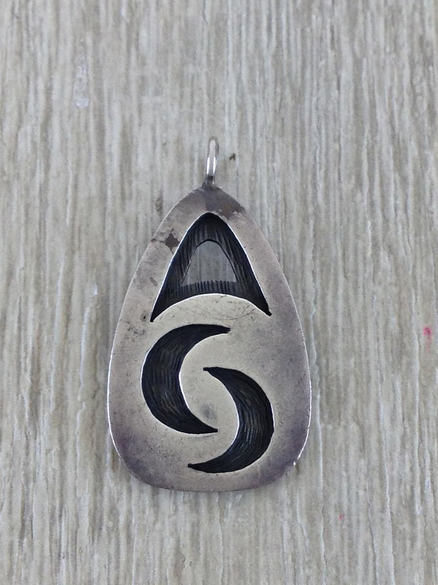 インディアンジュエリー ホピ族 クリフトン・モワ ペンダント Hopi Jewelry◇ペンダントトップ/Clifton Mowa(クリフトン モワ)作