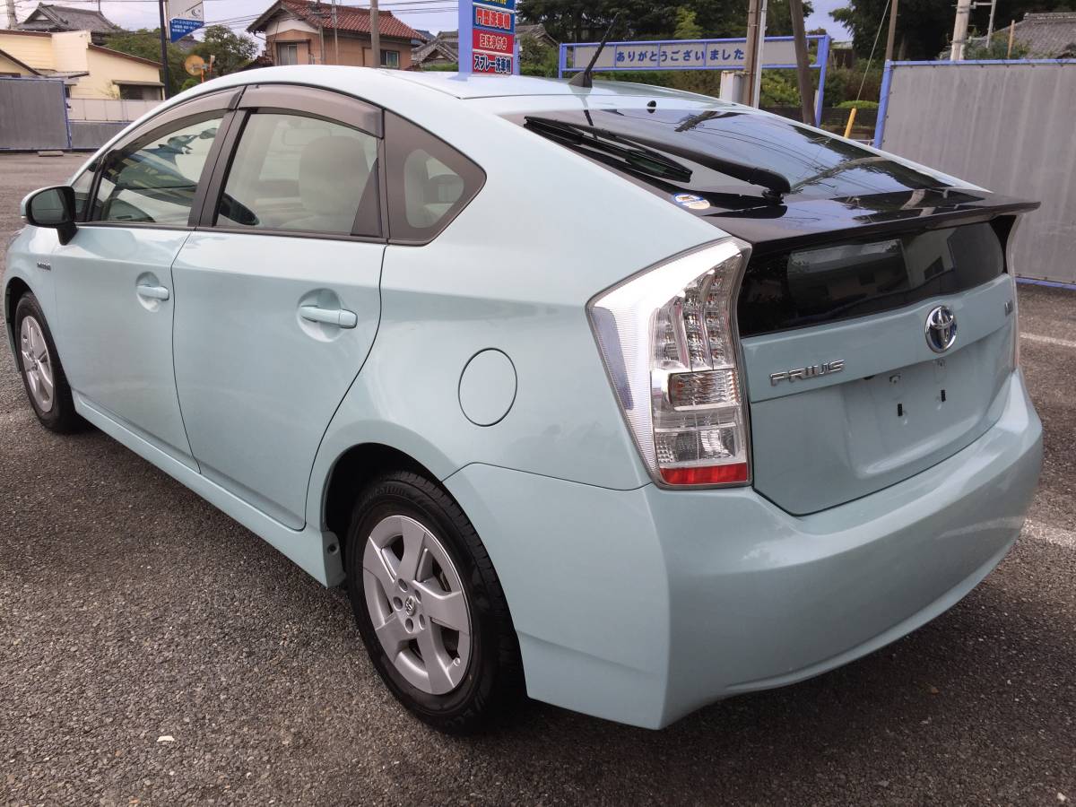 プリウス。車検32年10月。実走行62300Km。 純正ナビ。ETC。6エアバック。ステーリングスイッチ操作。禁煙車。横滑り防止。ワンオーナー。