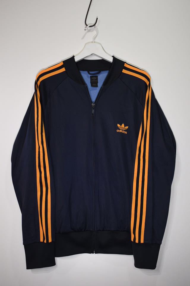 人気【adidas】ロゴ刺繍 ノーカラー トラックジャケット ジャージ ATP