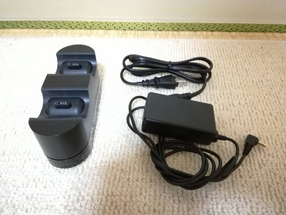 【中古】【純正品】SONY ワイヤレスコントローラー (DUALSHOCK 4) ジェット・ブラック＋DUALSHOCK 4 充電スタンド【美品】