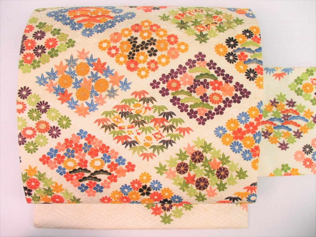 着物ふぁんた○菱　松　楓　笹　梅　菊　金駒刺繍　卍繋ぎ　植物　刺繍　白百合色　名古屋帯 m4381