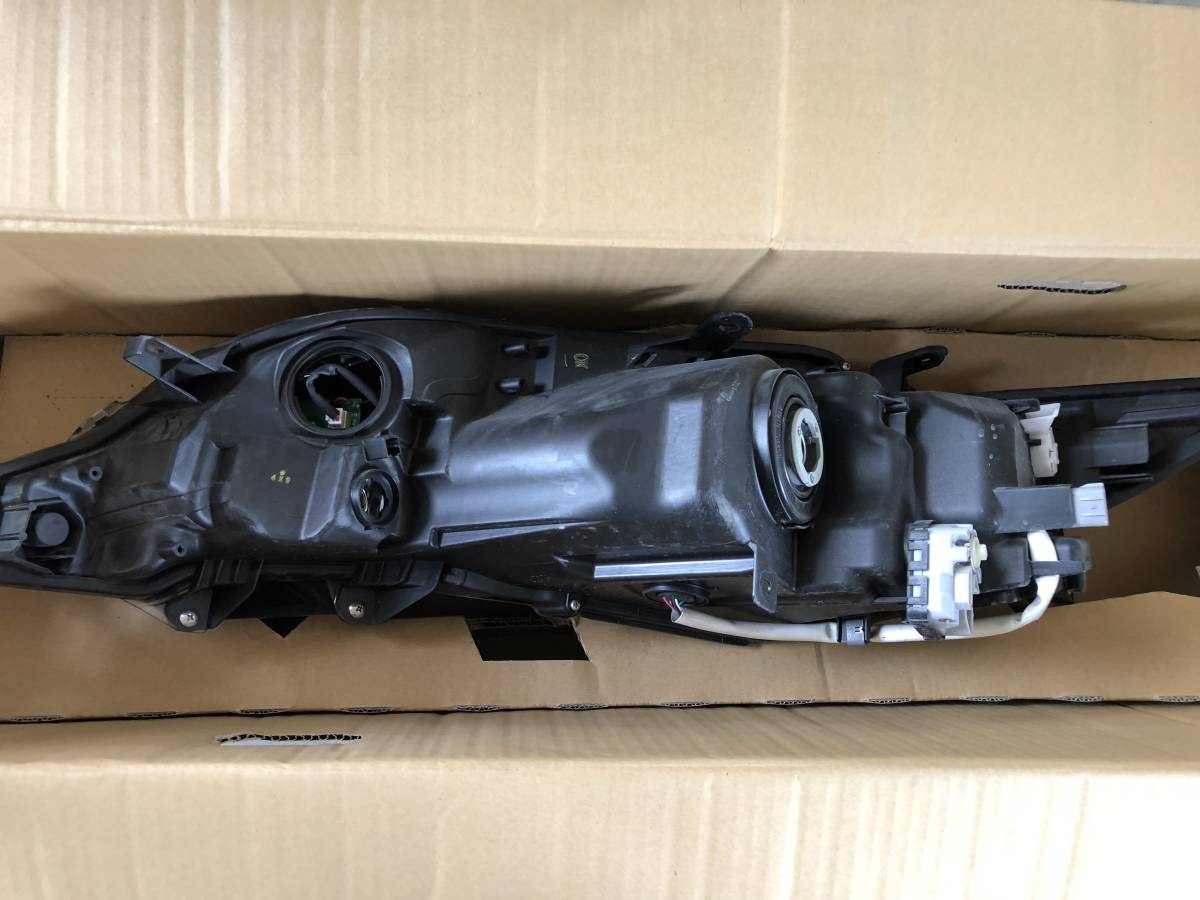 ハリアー ヘッドランプ ヘッドライト 左側 ZSU65W 前期 ZSU60W⁄ZSU65W