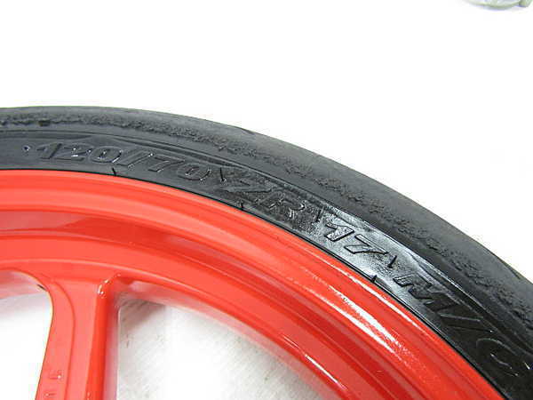 格安，100%新品 ドゥカティ モンスターS4 美品!! ブレンボ(マルケジーニ) フロントホイール タイヤ付 RED 検※ M400IE 400SS MS4 S4R M900 M400S 36W04