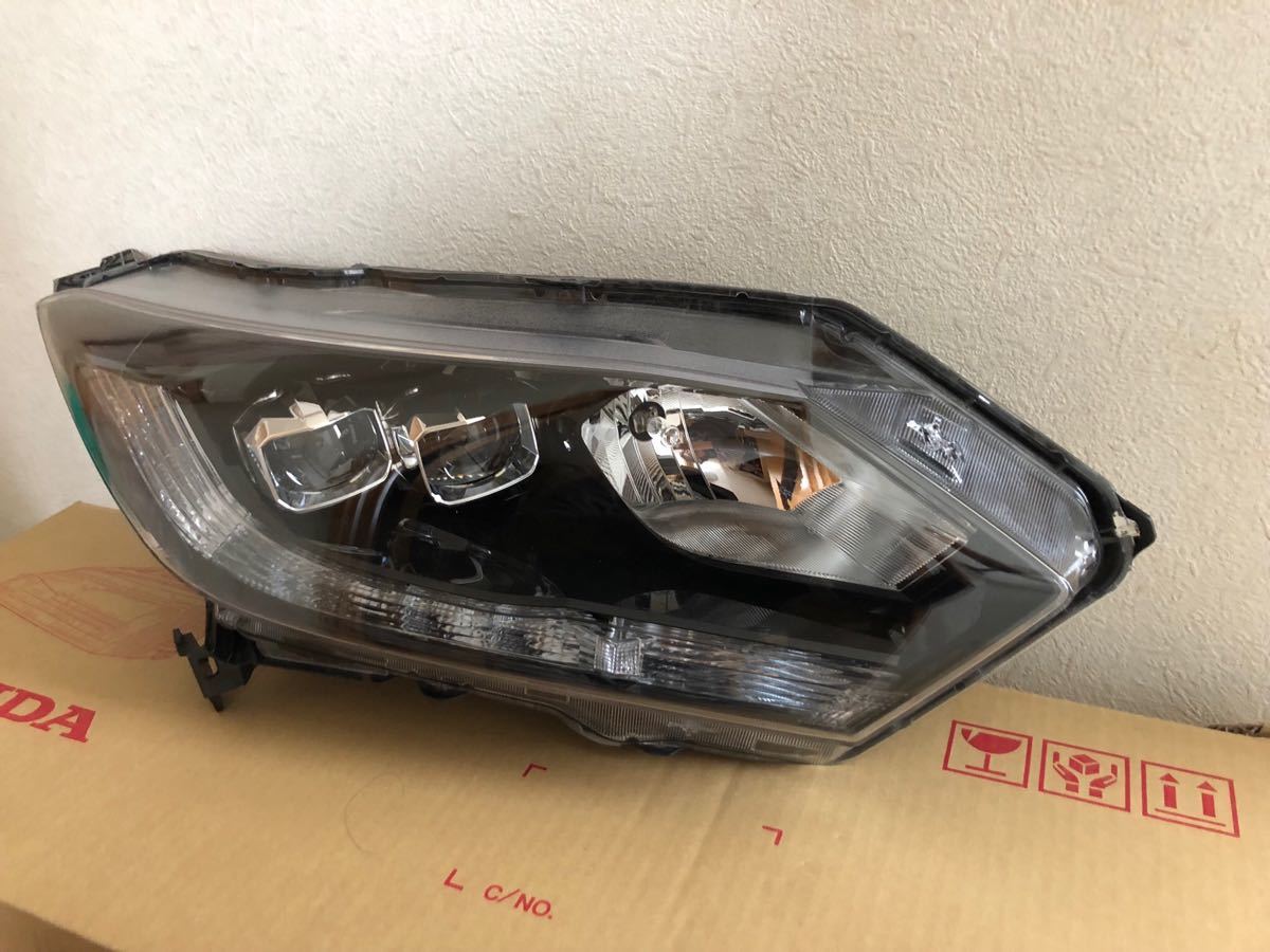 ホンダ ヴェゼル RU4 右ヘッドライト LED 美品！ ホンダ RU4 ヴェゼル 