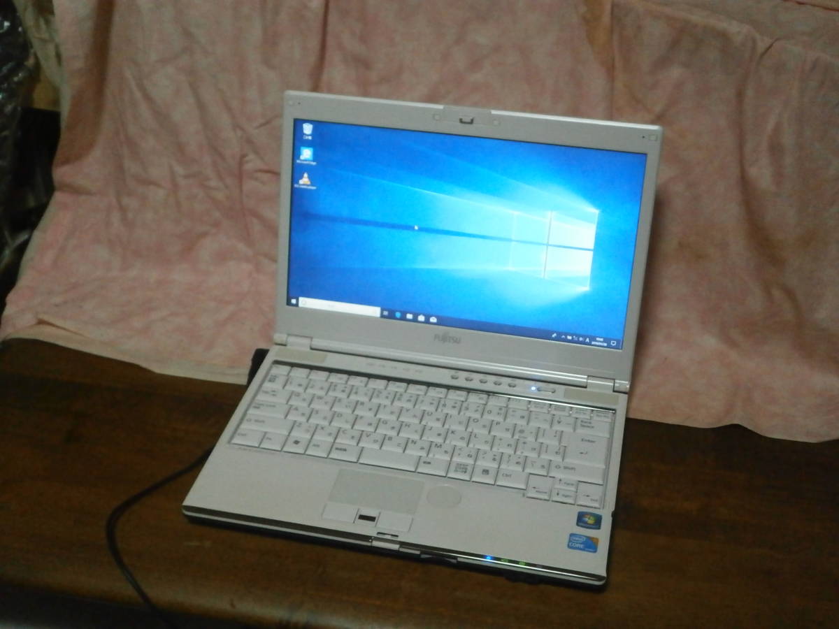 PCは 世界最薄⁄最小の折りたたみPCと、世界初の家中持ち歩きAI 5in1一 