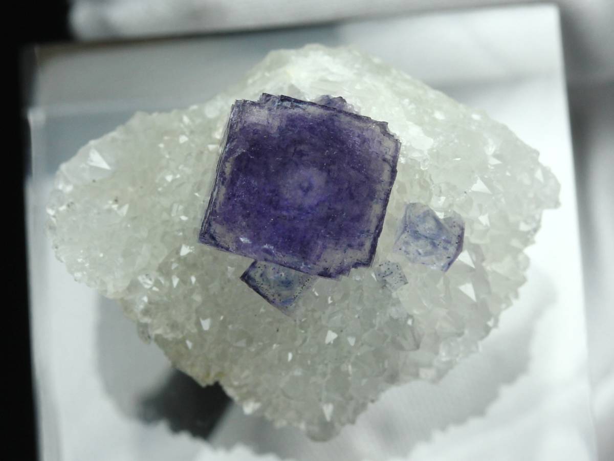 美品【鉱物 蛍石 水晶 原石】フランス産 パープル フローライト