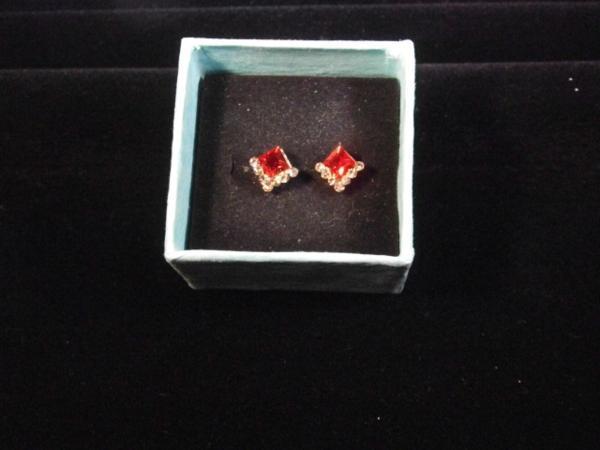 値下げ☆スタッズ ピアス/可愛い贈り物★四方　赤色　デザイン_1