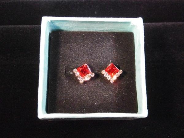 値下げ☆スタッズ ピアス/可愛い贈り物★四方　赤色　デザイン_2