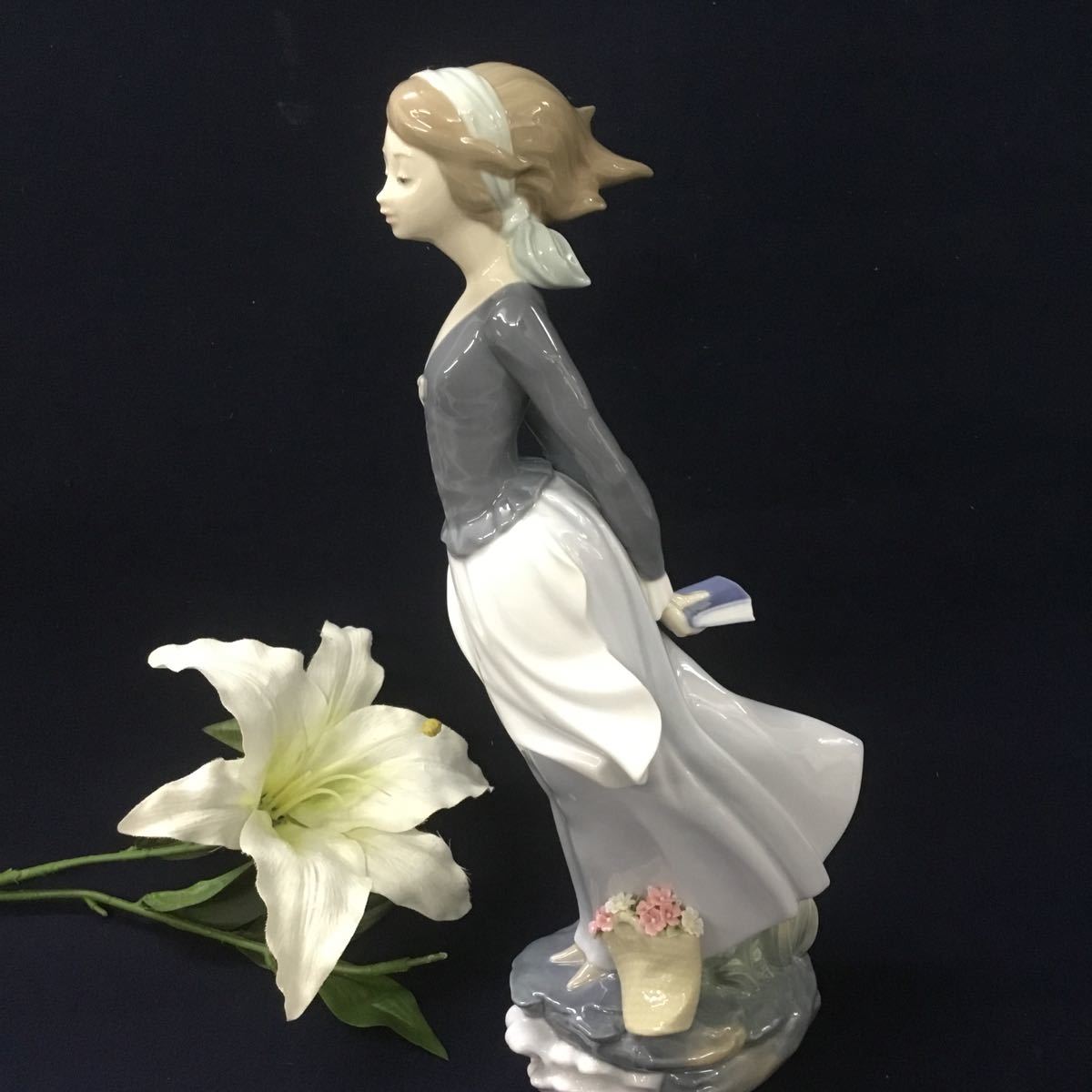 人気SALE，定番人気 P7686 LLADRO リヤドロ さわやかな風が吹く日に 素敵な女性 陶器 オブジェ(リヤドロ)｜売買されたオークション情報、yahooの商品情報をアーカイブ公開 - オークファン リヤドロ