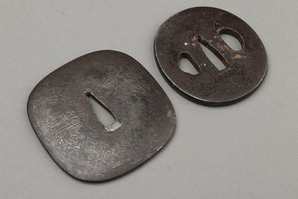 刀装具 鍔 鉄鍔 T002時代武具 鉄地 丸型透し鍔 鉄 肉彫 日本刀 竹 坦忠