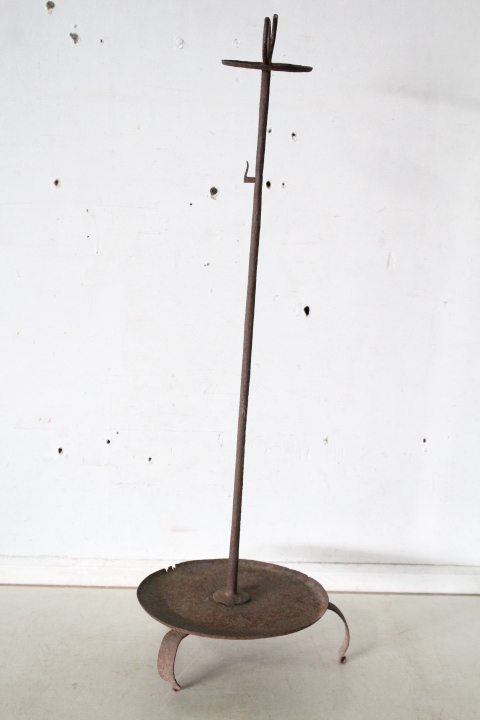 TB526古い鉄製の三つ脚燭台◇照明/行灯/時代/蝋燭/灯燭具/灯具/鉄蝋立/行燈/燈籠/灯籠/古民具/骨董/古美術/古道具タグボート