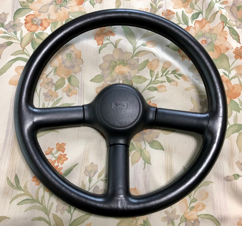MOMO製（ダイハツ純正） φ３７０ 中古レザーステアリング MADE IN