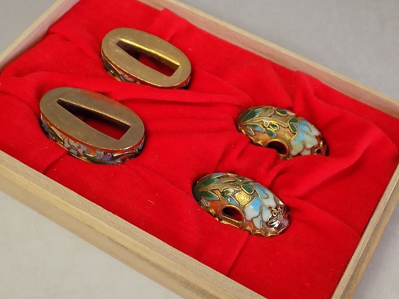 新作登場，人気 銅造 鍍金 七宝 縁頭 草花文 菖蒲図 共箱 武具 長期在庫品 鍔 小柄 笄 拵え 日本刀(鍔、刀装具)｜売買されたオークション情報、yahooの商品情報をアーカイブ公開 - オークファン 鍔、刀装具