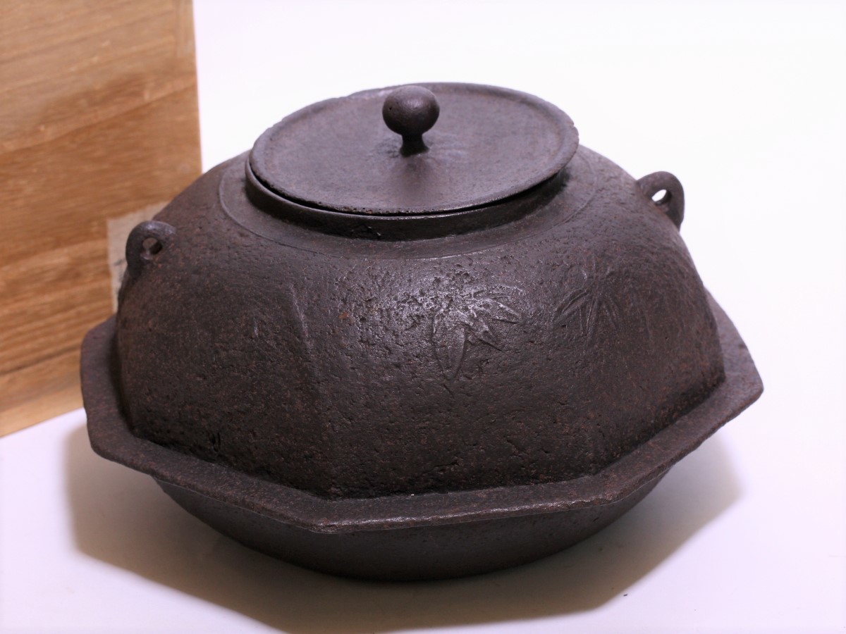  奥平佐兵衛 茶釜 八方羽釜 竹梅文 十三代宮崎寒稚 識箱 茶道具(釜)｜売買されたオークション情報、yahooの商品情報をアーカイブ公開 - オークファン 釜