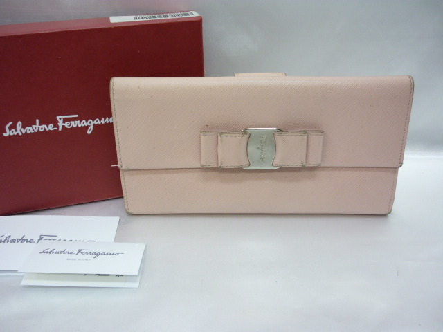 Salvadore Ferragamo フェラガモ レザー Wホック 二つ折り 長財布 ピンク ヴァラ レディース リボン 定形外510円発送可 女性用 財布 売買されたオークション情報 Yahooの商品情報をアーカイブ公開 オークファン Aucfan Com