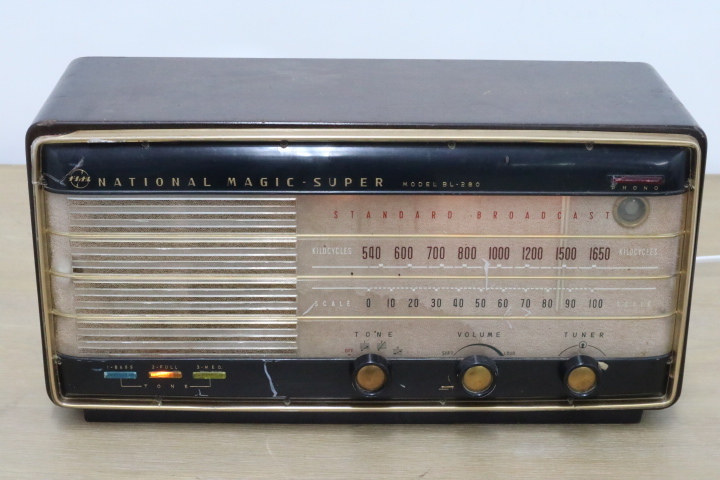 1950イギリス、ブッシュ真空管ラジオ。 1950イギリス、ブッシュ真空管ラジオ。 1950イギリス、ブッシュ真空管