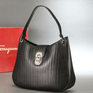 フェラガモ ショルダーバッグ ガンチーニ レザーのYahoo!オークション