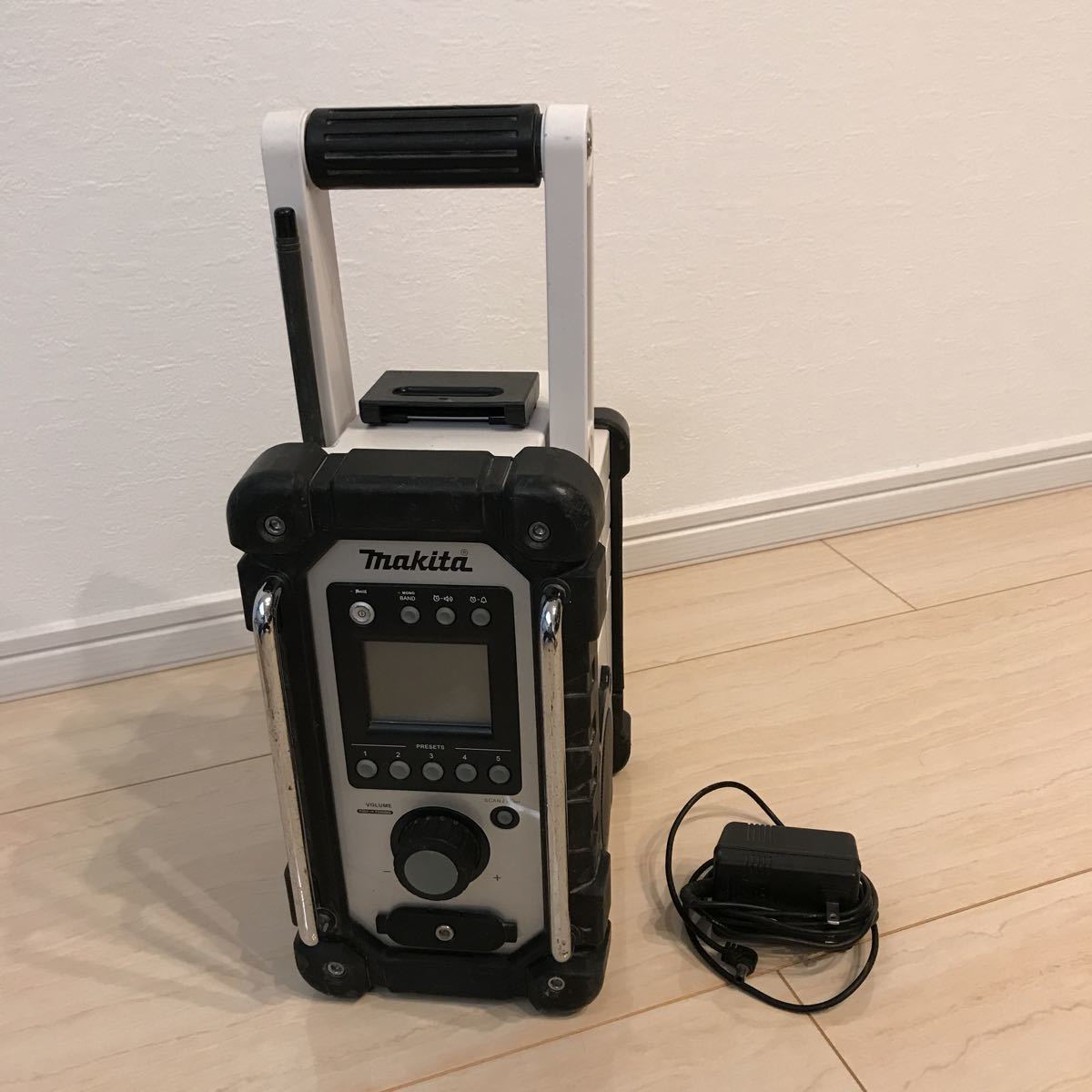 オーディオ機器 マキタ MR102 ワイドFM ラジオ 新品アンテナ、アダプター付