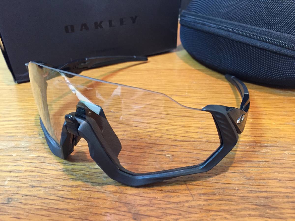  品 調光レンズ Oakley オークリー Flight Jacket フライトジャケット ブラック(セル、プラスチックフレーム)｜売買されたオークション情報、yahooの商品情報をアーカイブ公開 - オークファン セル、プラスチックフレーム