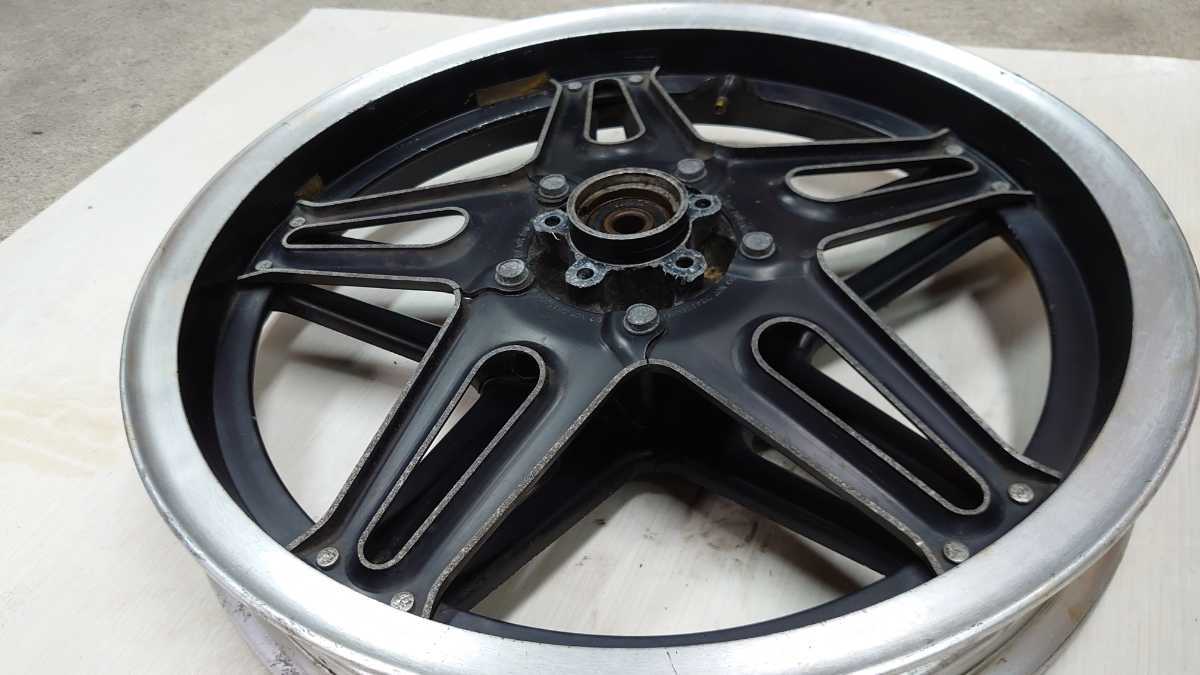 フロントホイール | CB750F スポークでもキャストでもない、ホンダ独自
