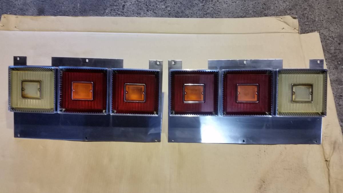 JB 単体 - 角型LEDテールランプ トラックボディパーツ 3連角テールの 