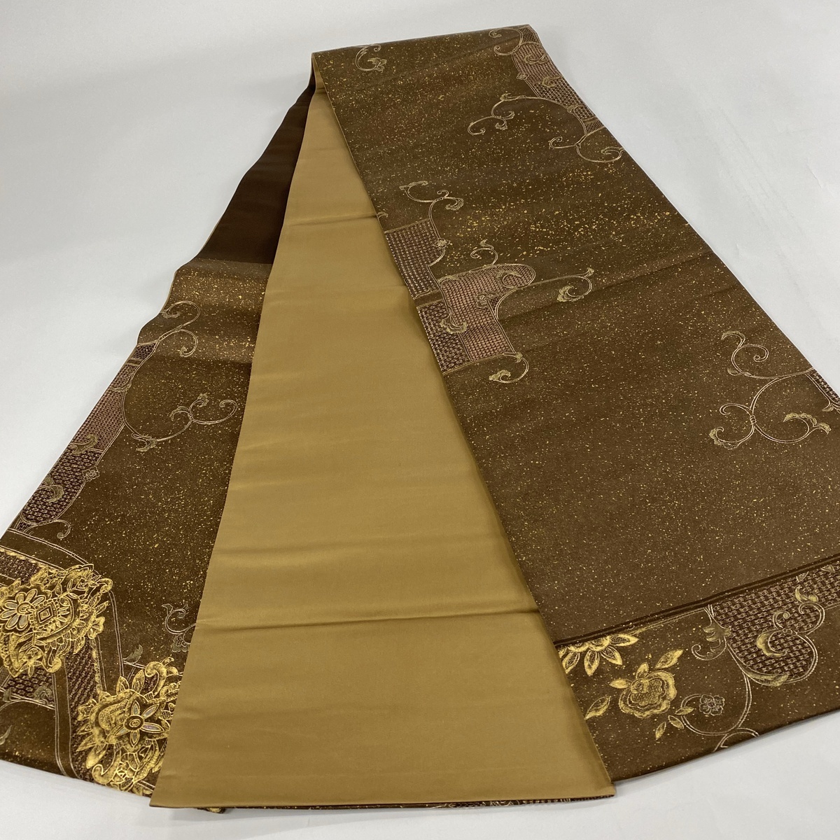 袋帯 美品 名品 華文 唐草 汕頭刺繍 螺鈿 茶色 お太鼓柄 正絹 【中古