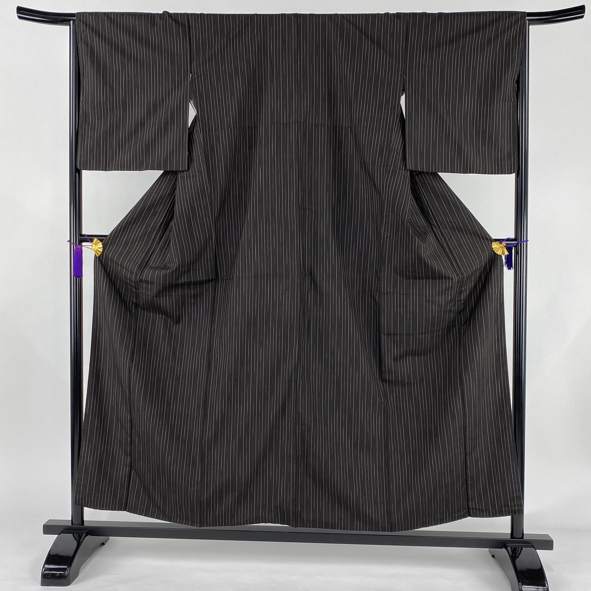大島紬 逸品 証紙 純泥染 縦縞模様 墨色 袷 身丈156.5cm 裄丈65.5cm M