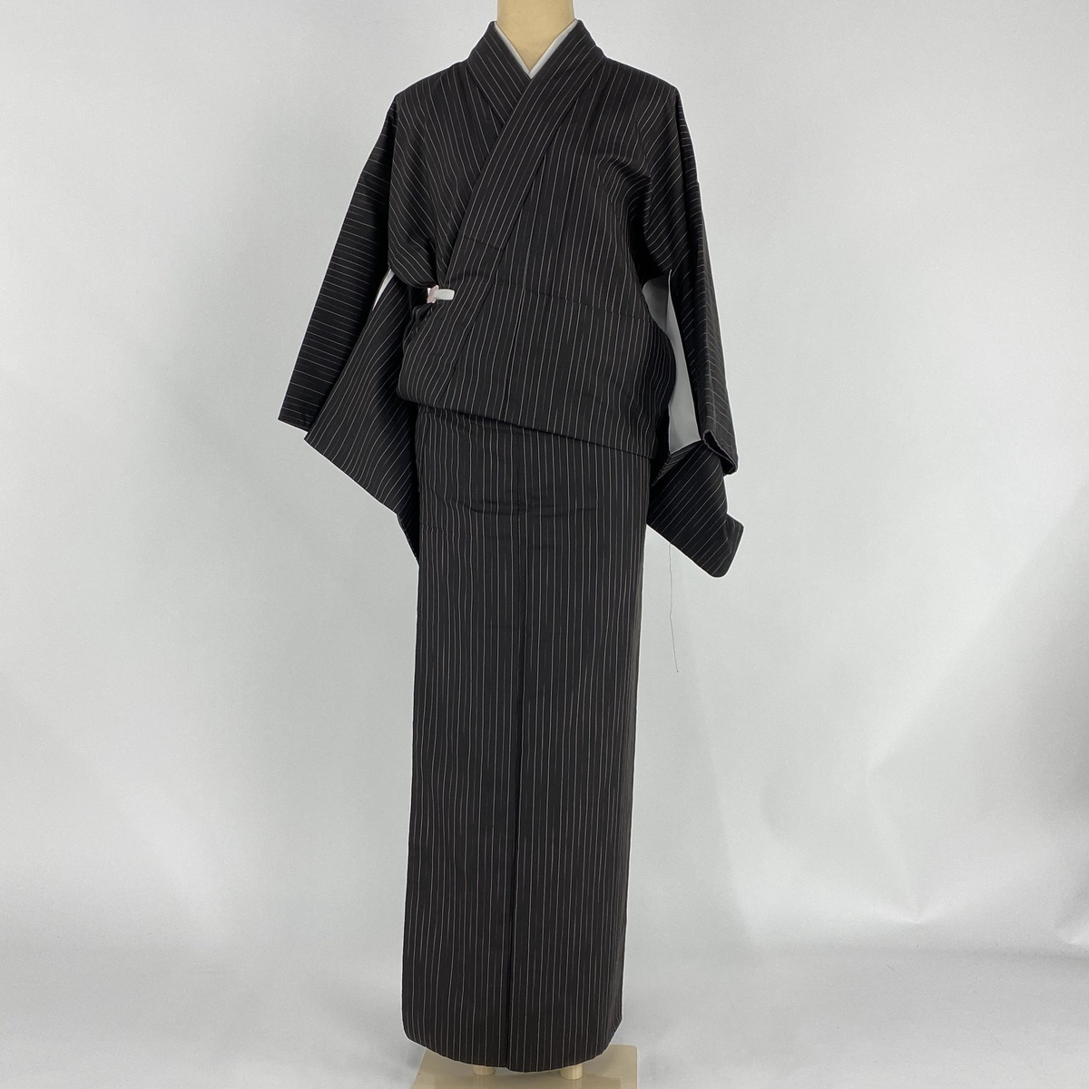 大島紬 逸品 証紙 純泥染 縦縞模様 墨色 袷 身丈156.5cm 裄丈65.5cm M