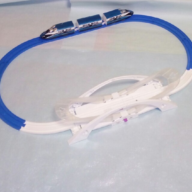 プラレールセット ディズニー ドリームレールウェイ エレクトリカルブリッジセット、ディズニードリームレールウェイおでかけ立体マップ_2